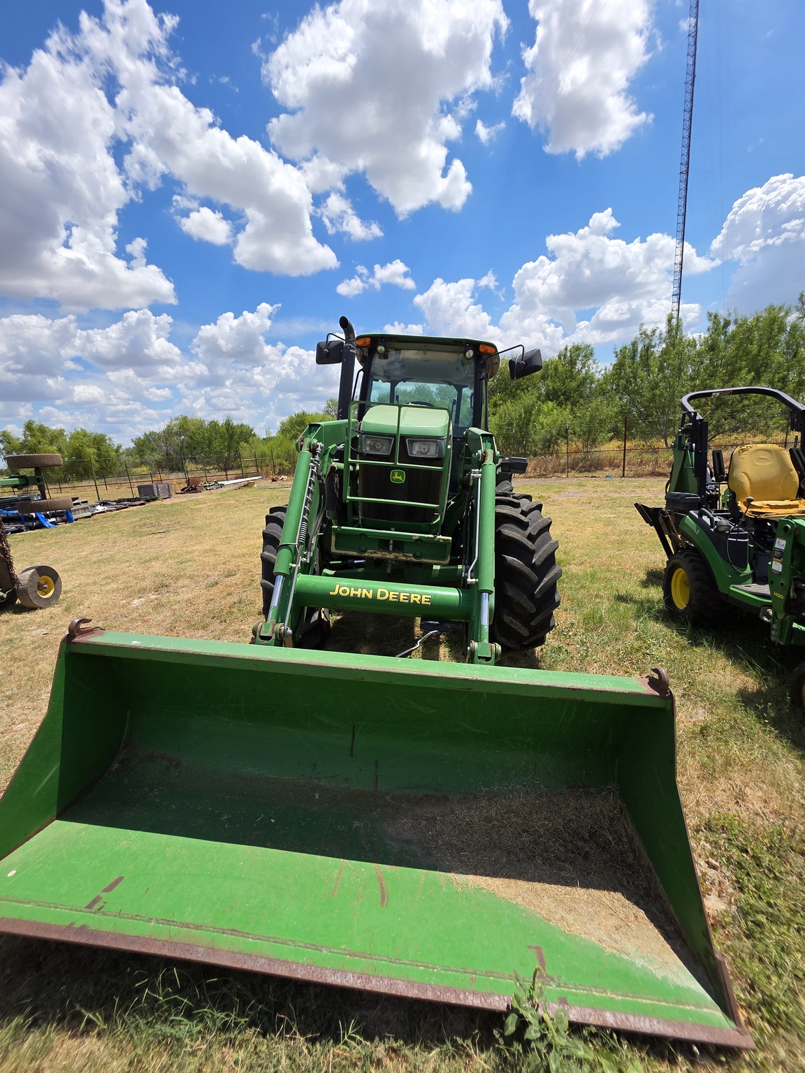 2016 John Deere 6135E Image 3
