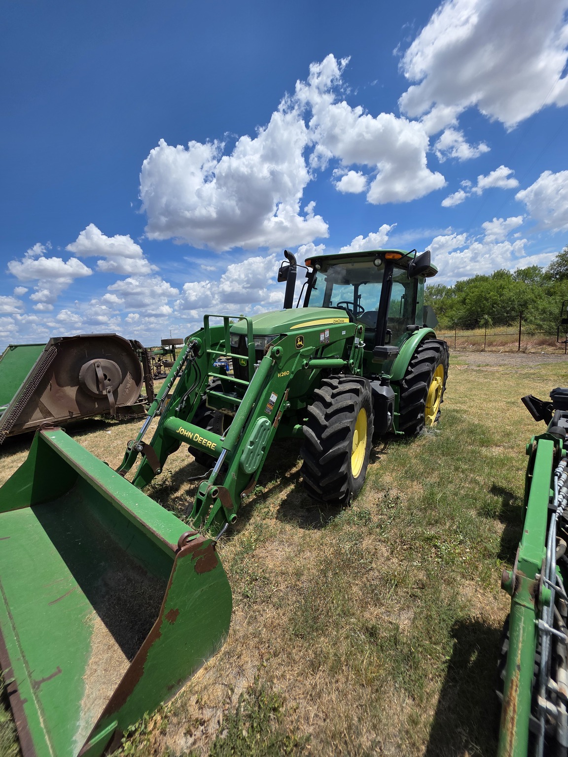2016 John Deere 6135E Image 4