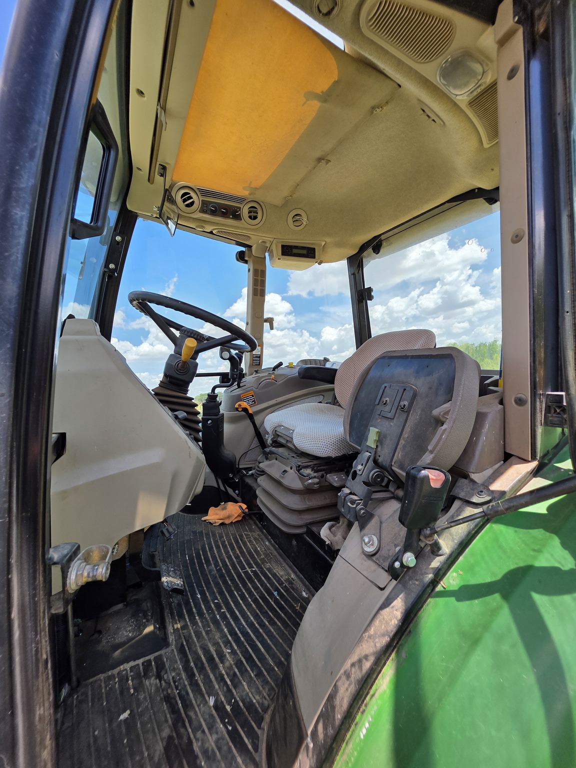 2016 John Deere 6135E Image 14