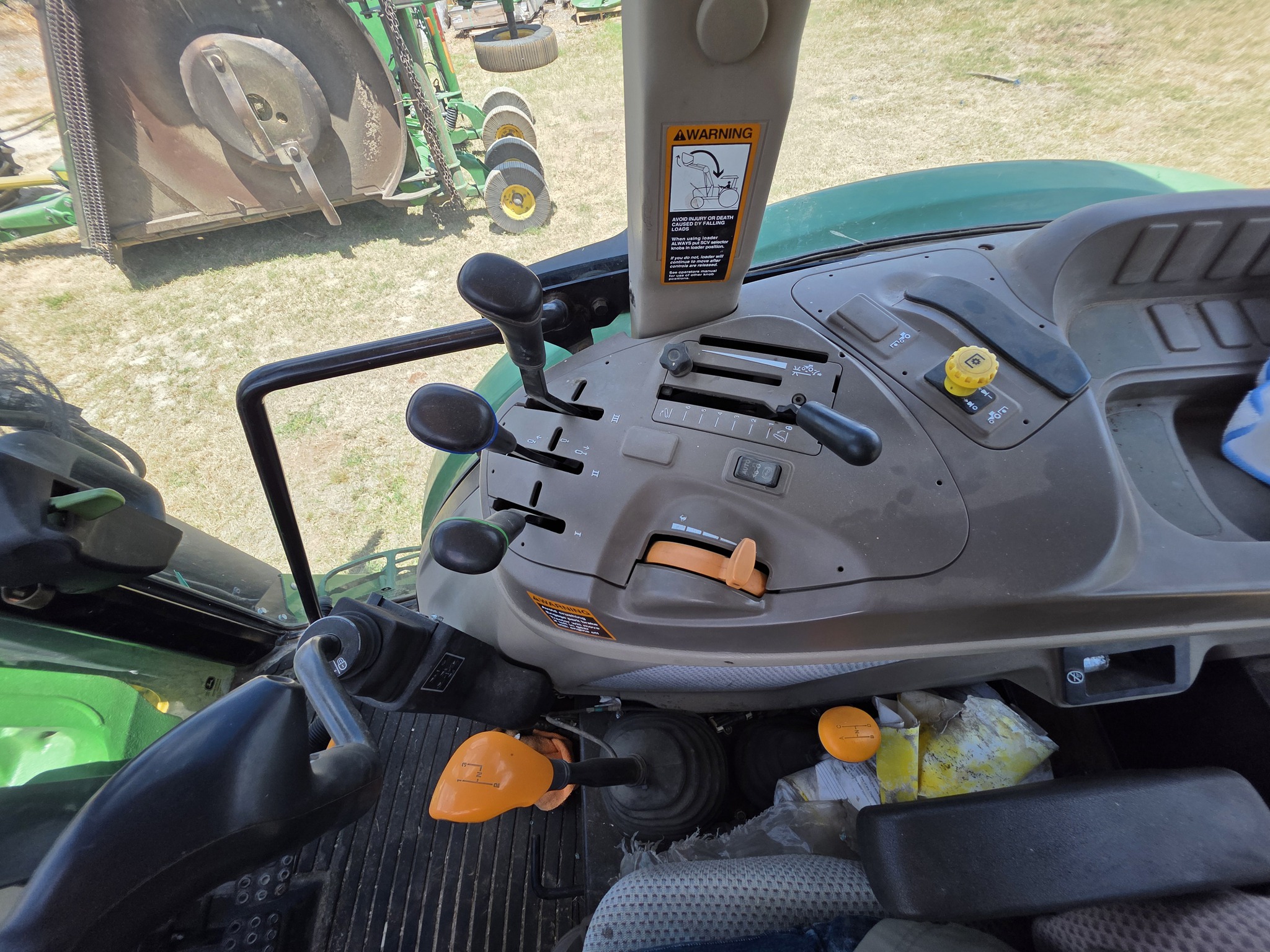 2016 John Deere 6135E Image 15