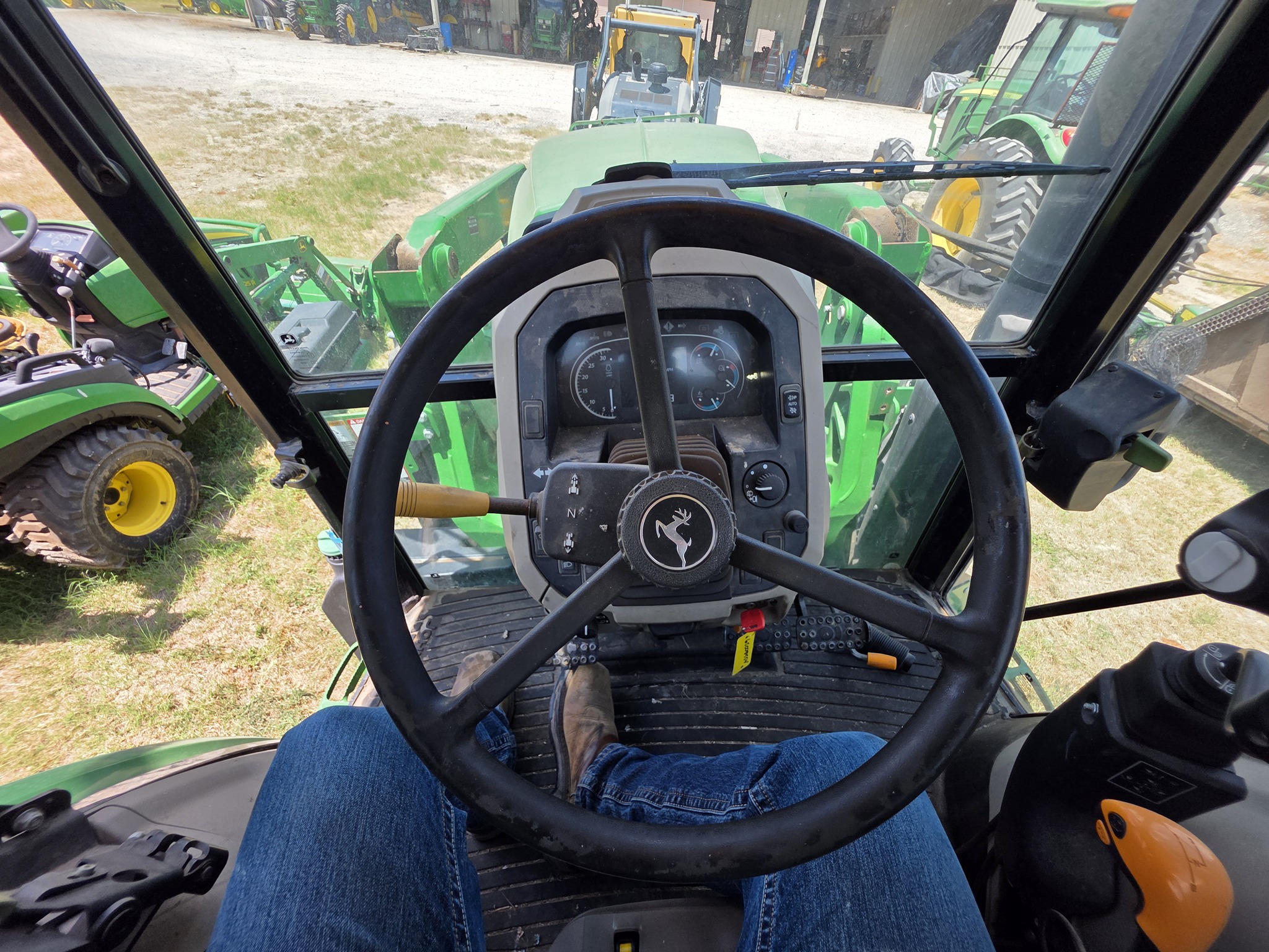 2016 John Deere 6135E Image 16