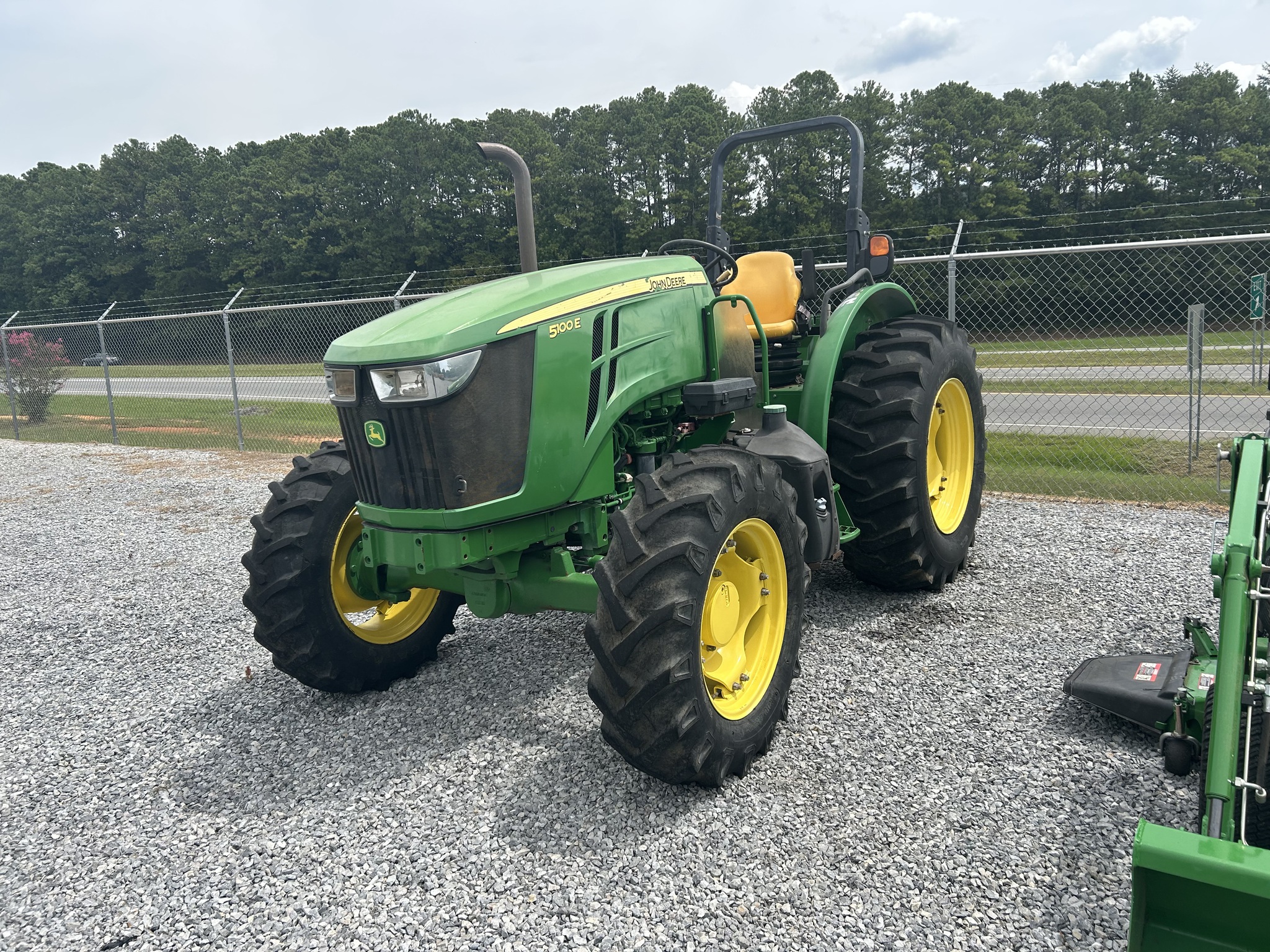 2019 John Deere 5100E Image 3