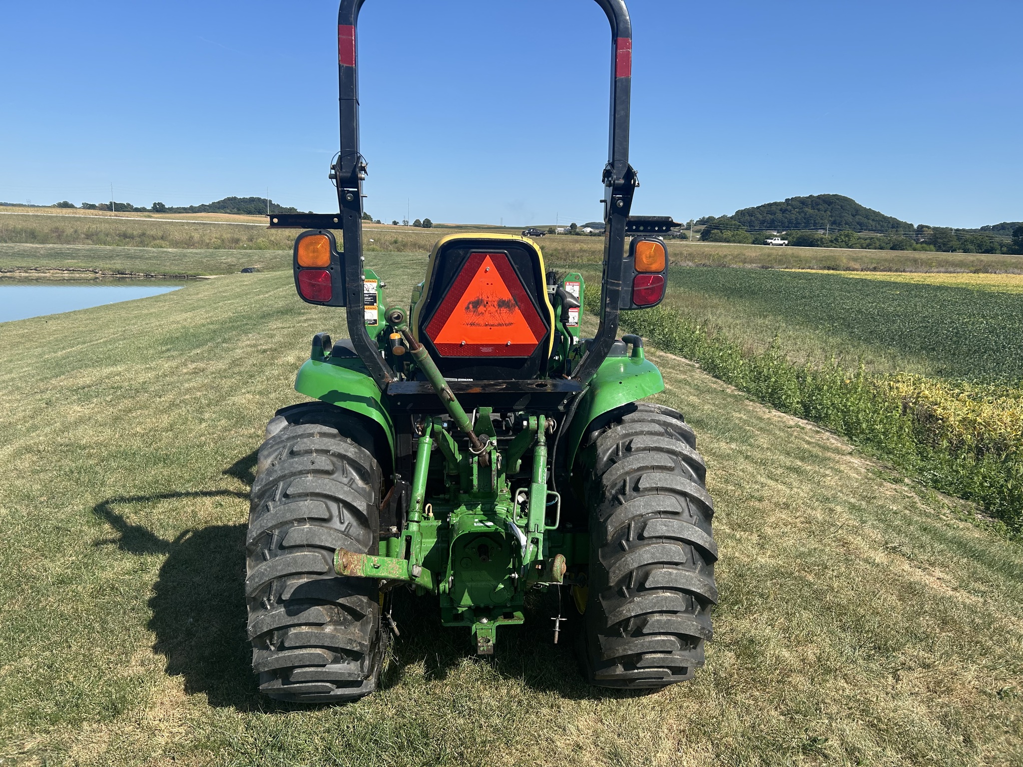 2021 John Deere 3033R Image 2