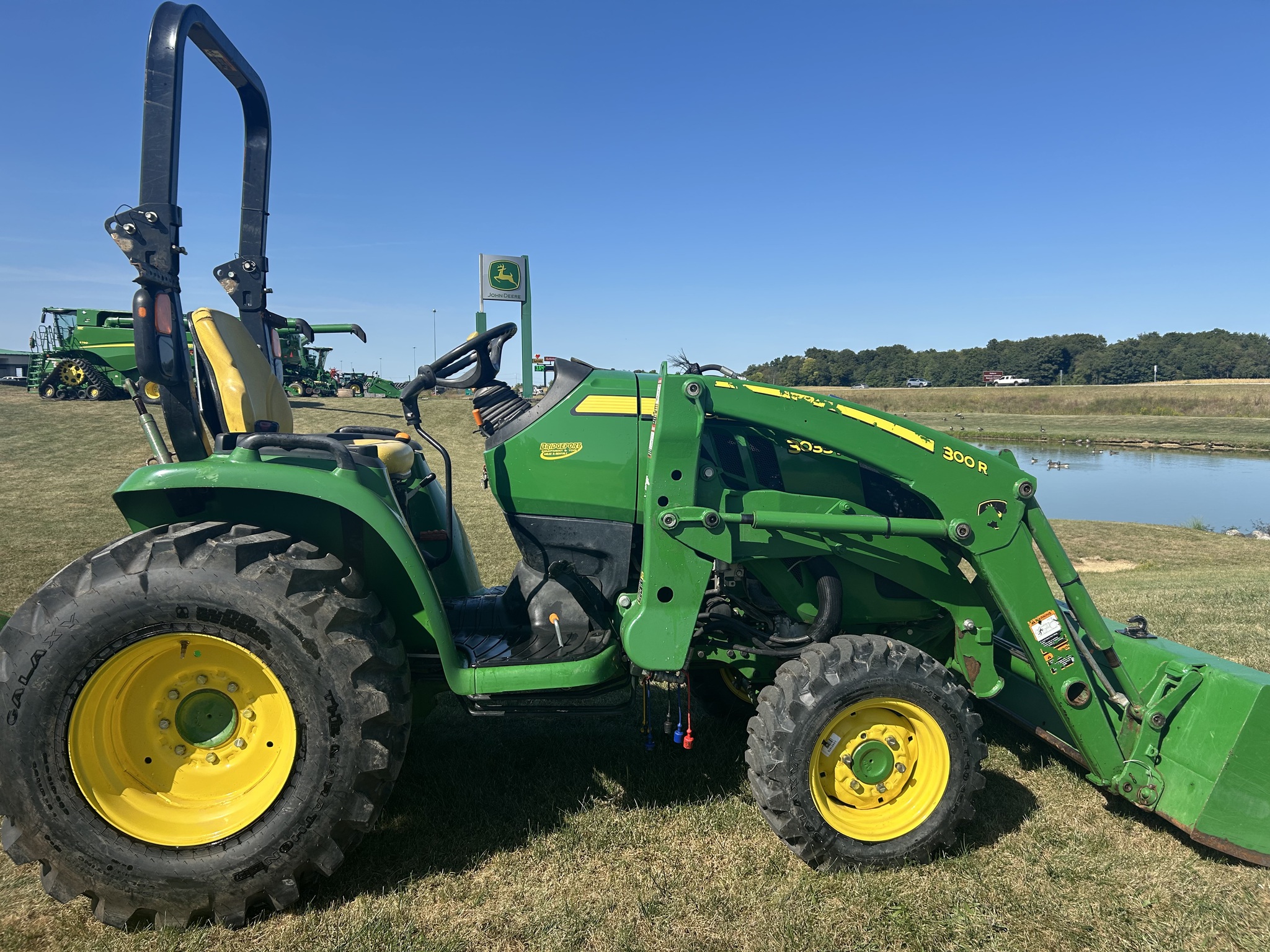2021 John Deere 3033R Image 3