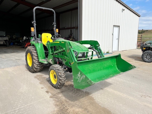2022 John Deere 3038E Image 2