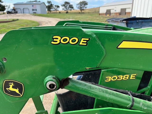 2022 John Deere 3038E Image 4