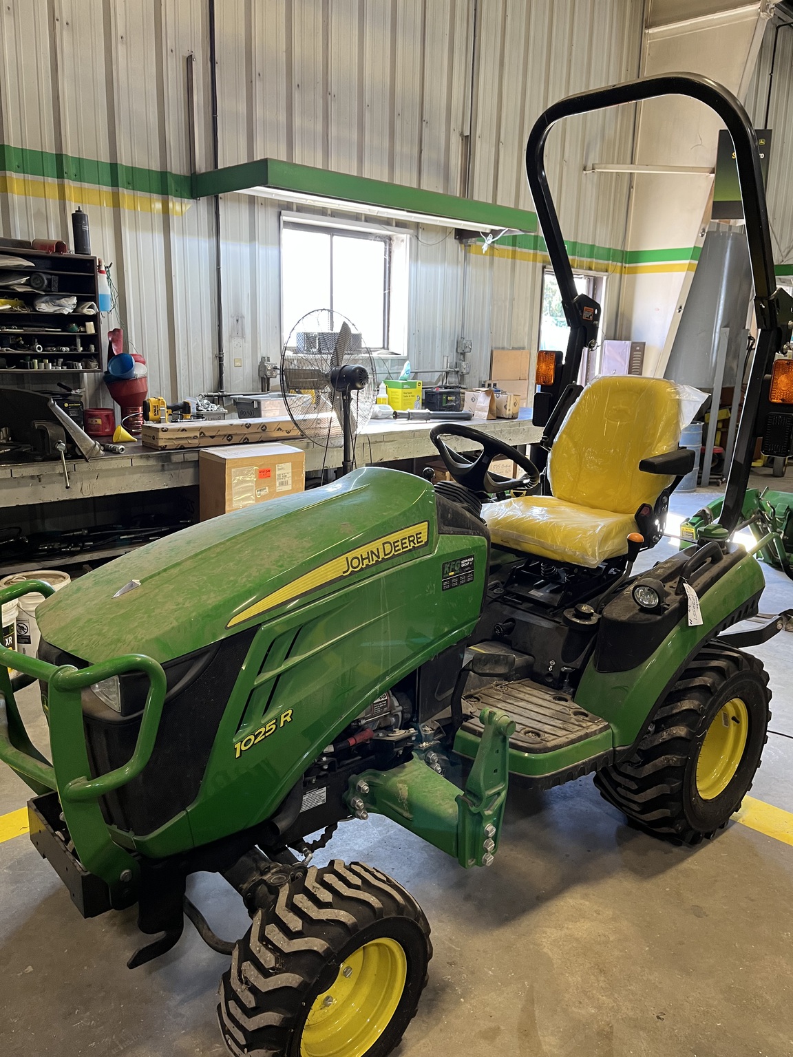 2019 John Deere 1025R Image 2