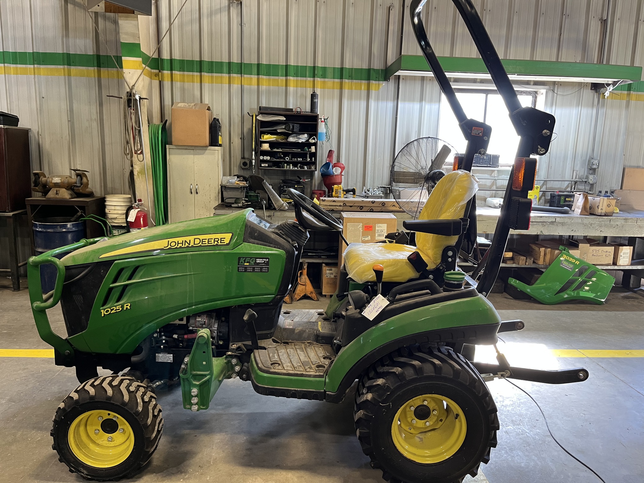 2019 John Deere 1025R Image 3