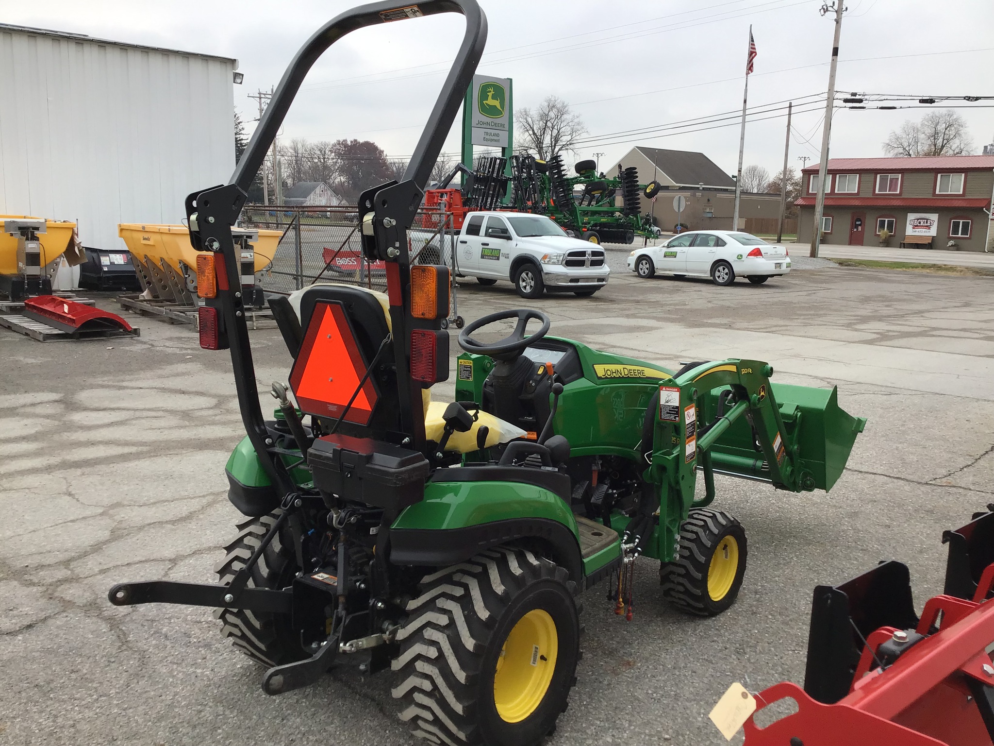 2019 John Deere 1025R Image 6