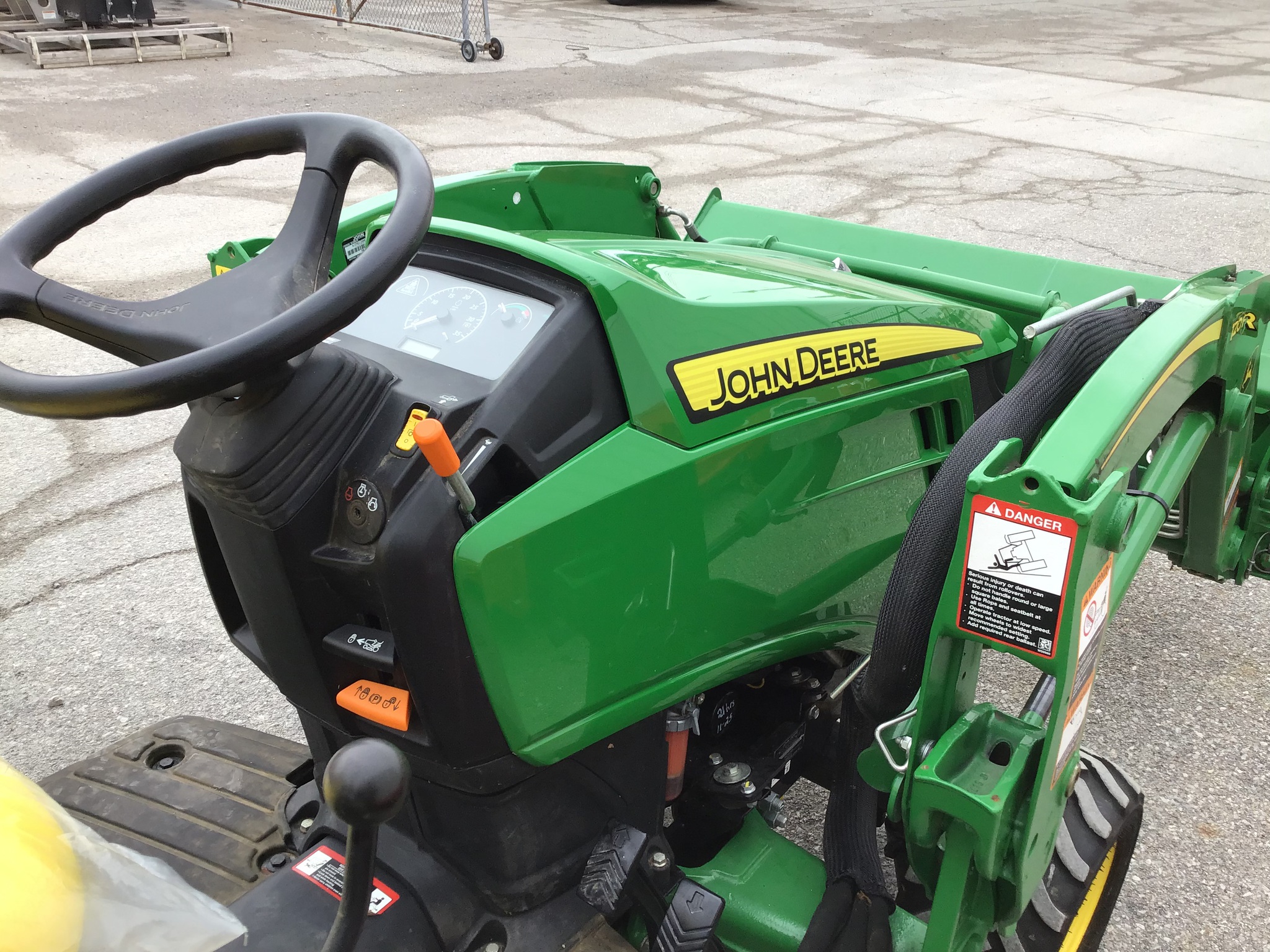 2019 John Deere 1025R Image 9
