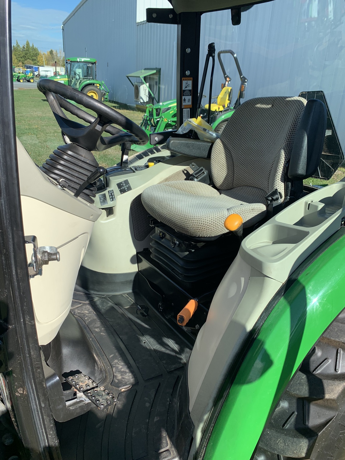 2019 John Deere 3046R Image 16