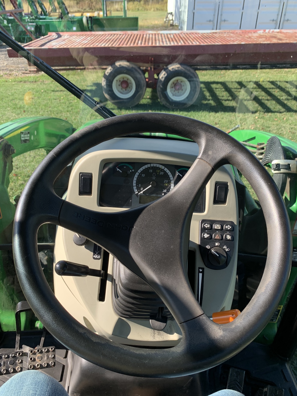 2019 John Deere 3046R Image 18