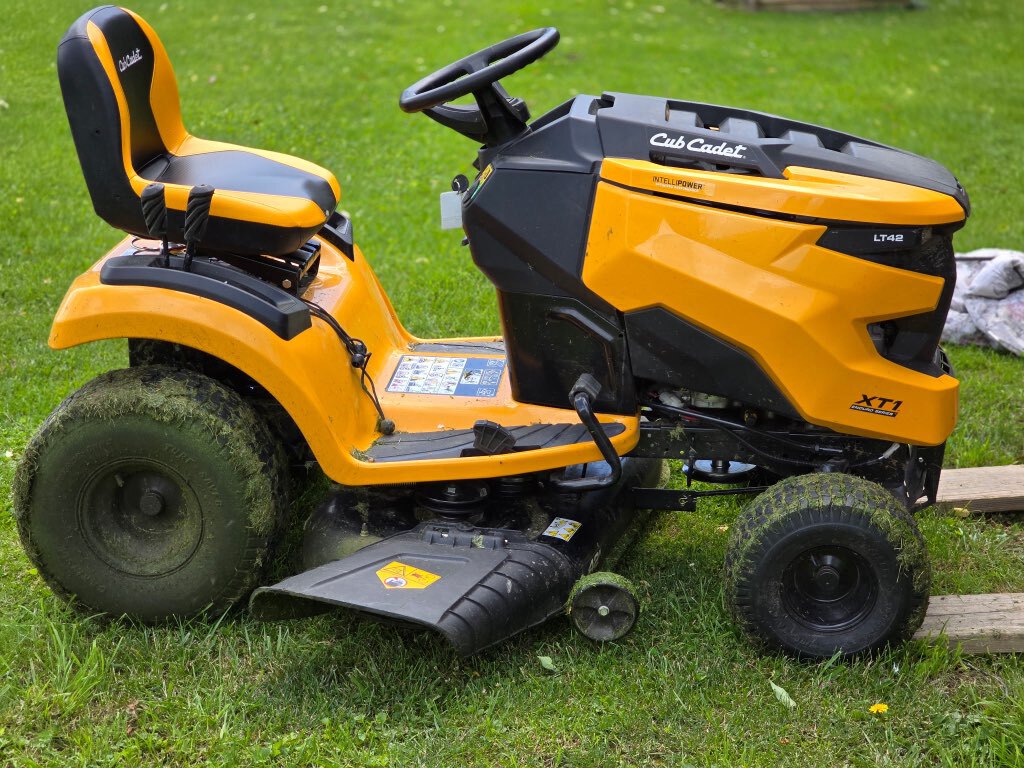 2023 Cub Cadet LT42 Image 1