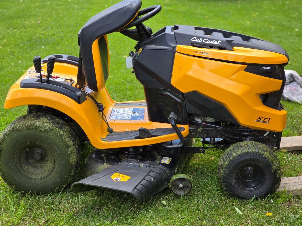 2023 Cub Cadet LT42 Image 2