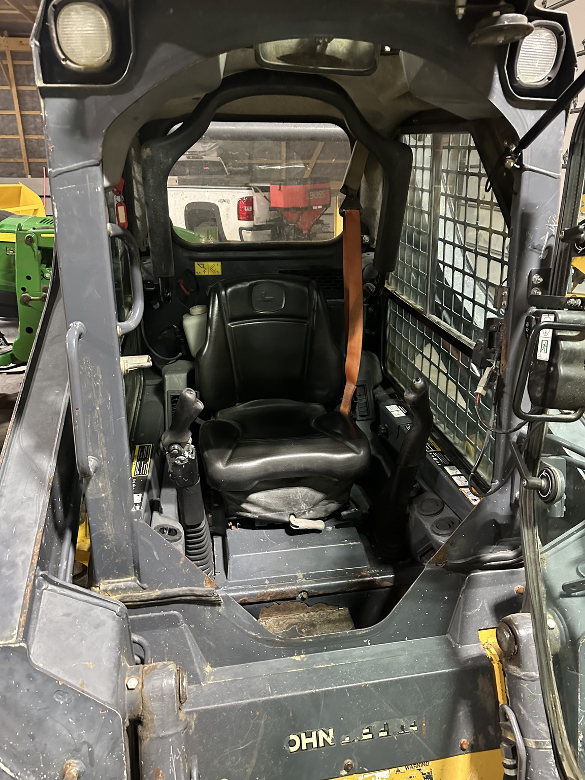 2016 John Deere 318G Image 8