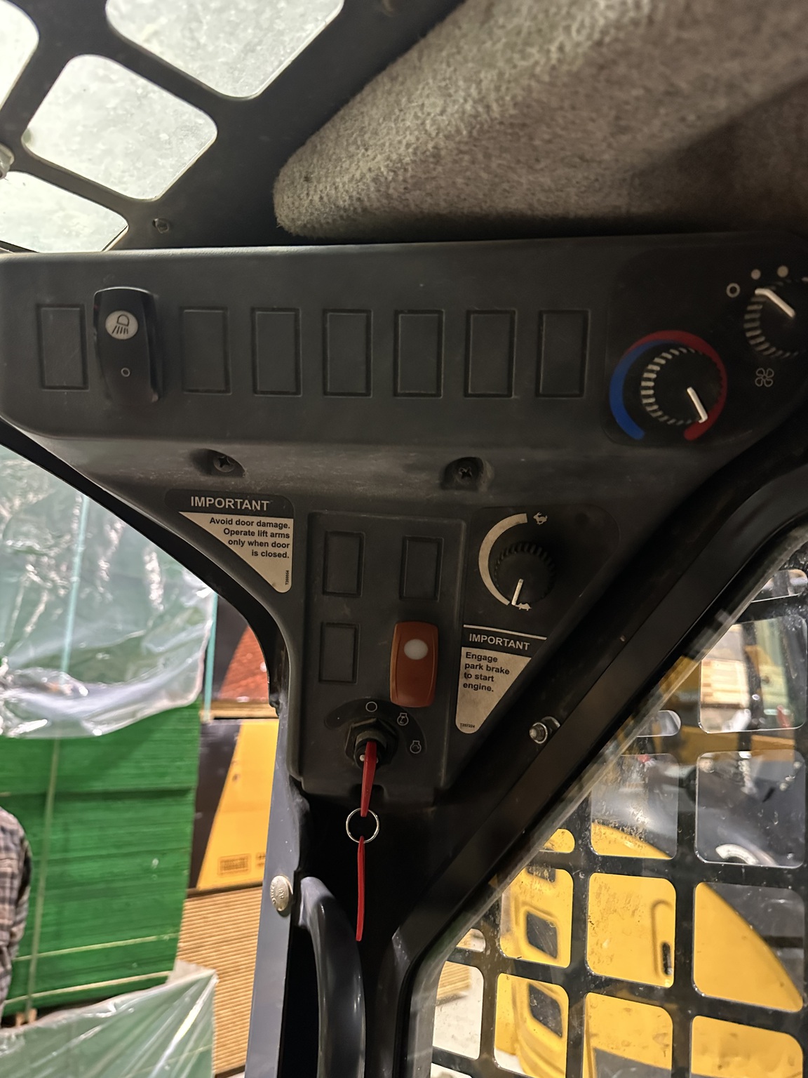 2016 John Deere 318G Image 11