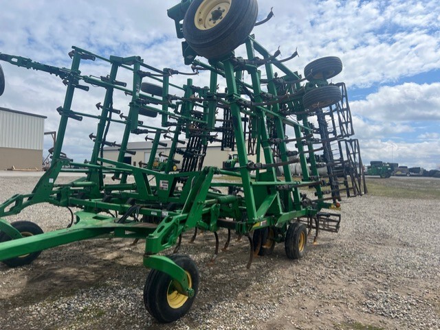 John Deere 2210 Image 3