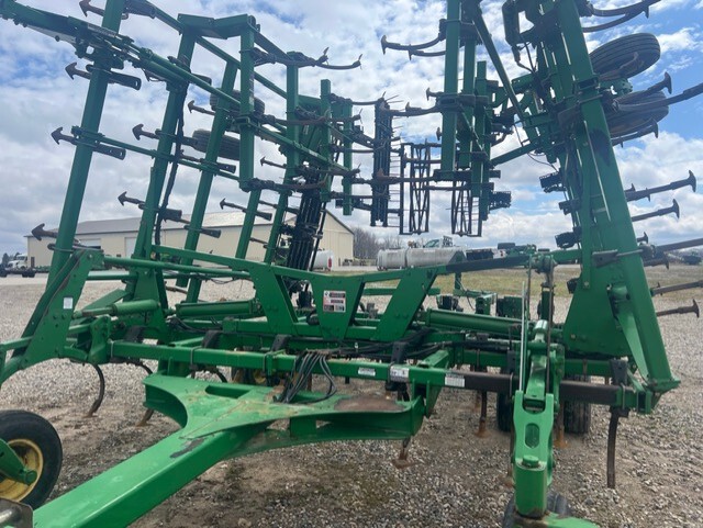 John Deere 2210 Image 2