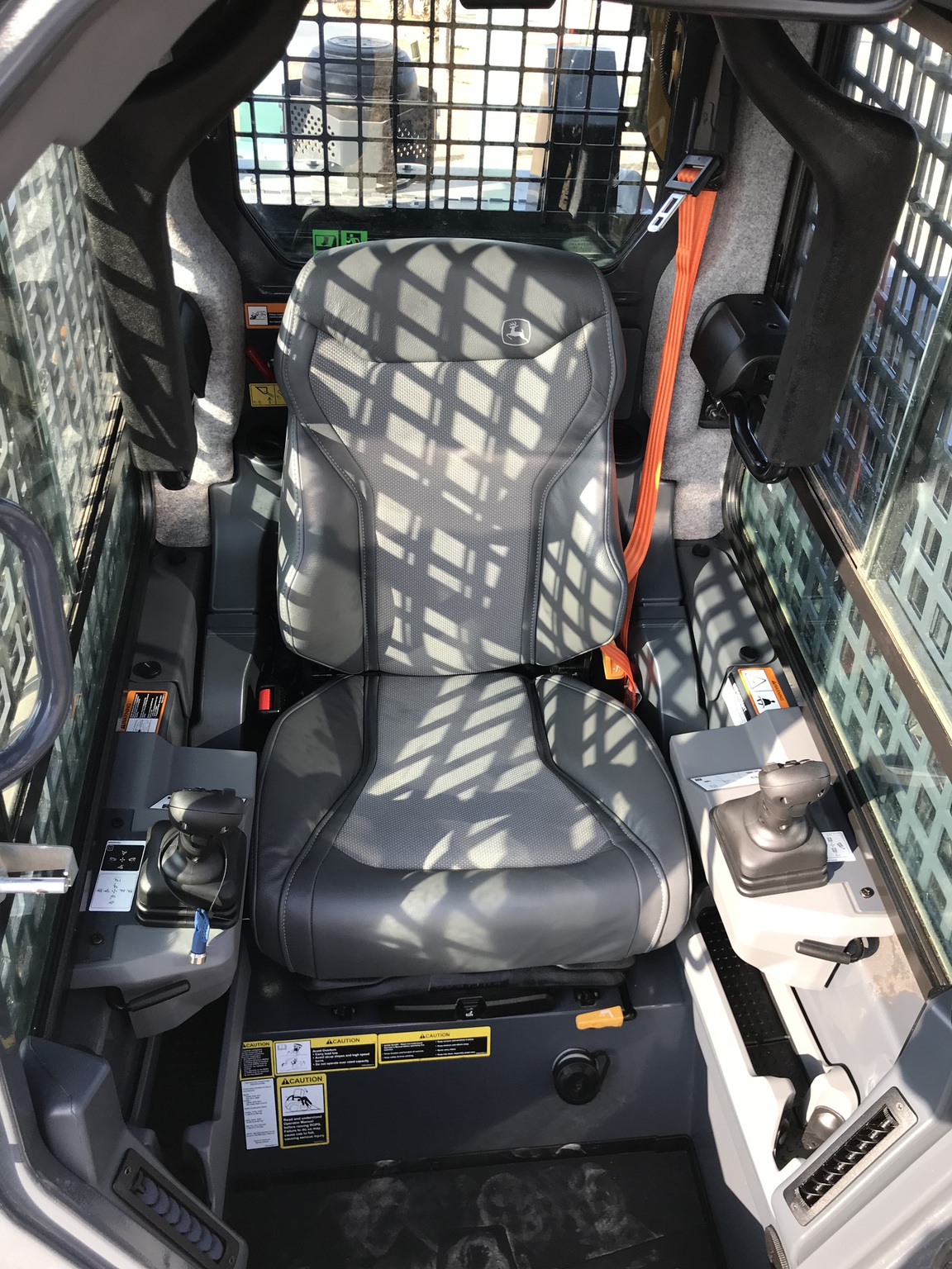 2024 John Deere 335 P Image 7