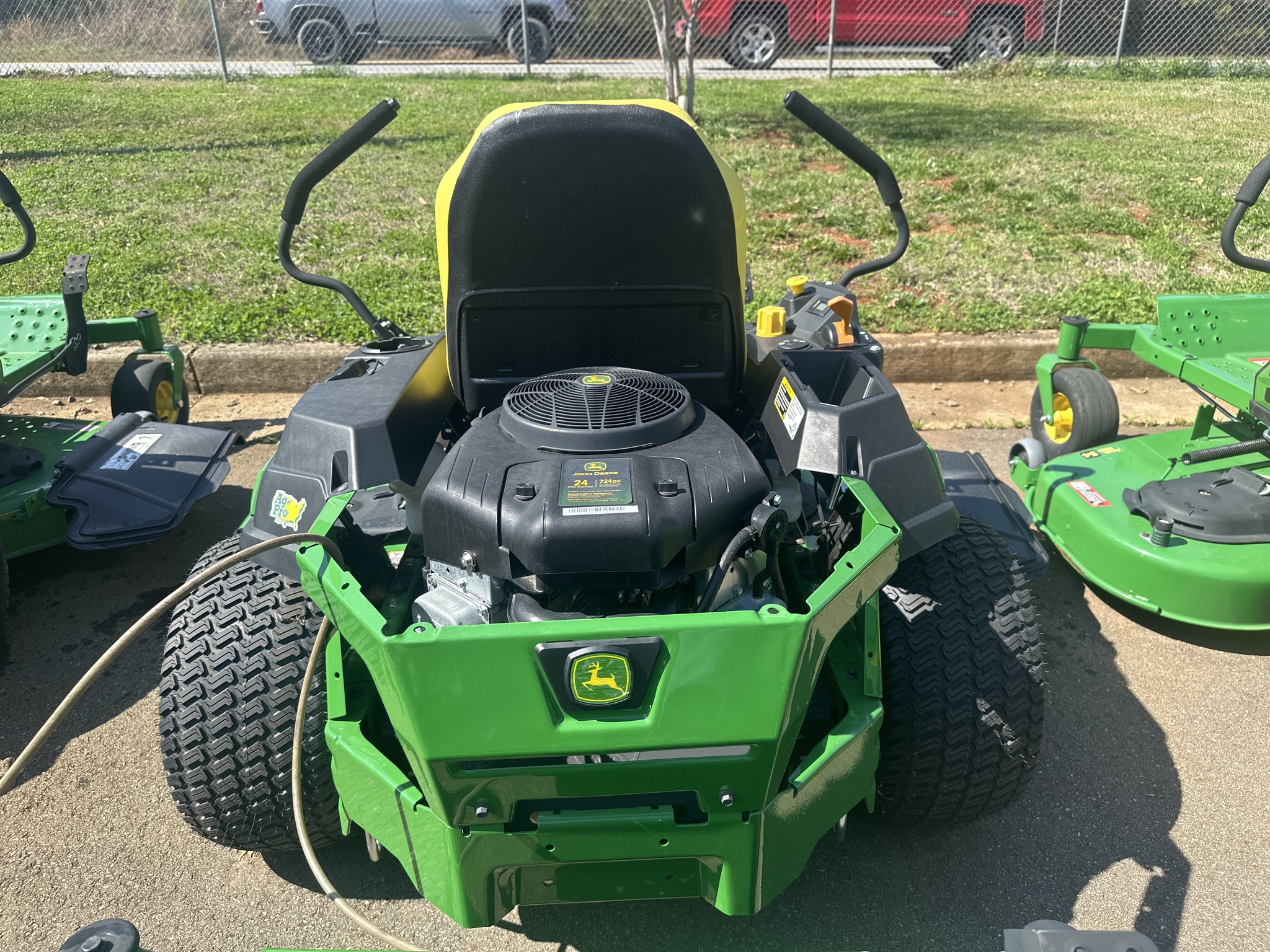 John Deere Z325E Image 2