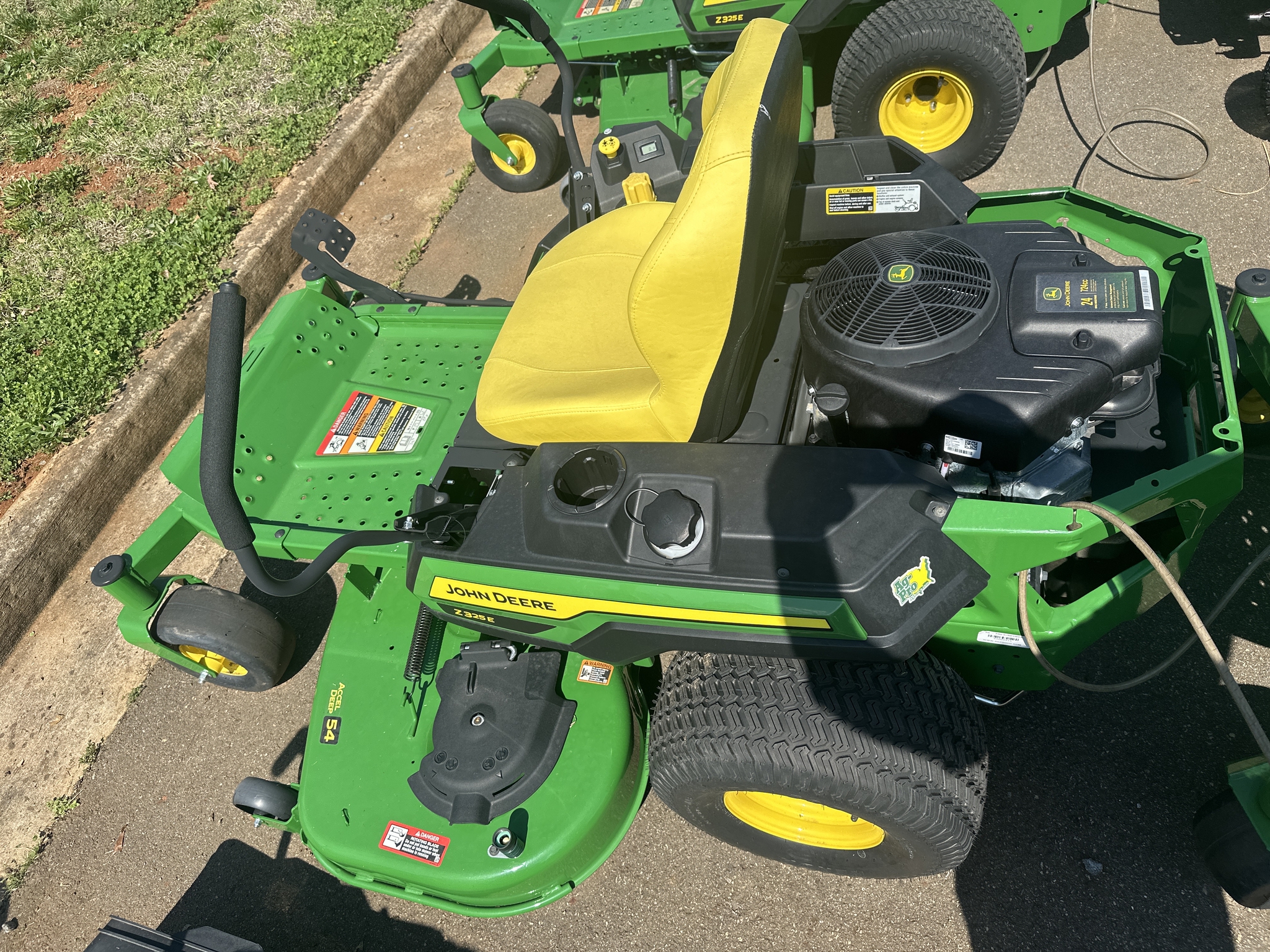 John Deere Z325E Image 4