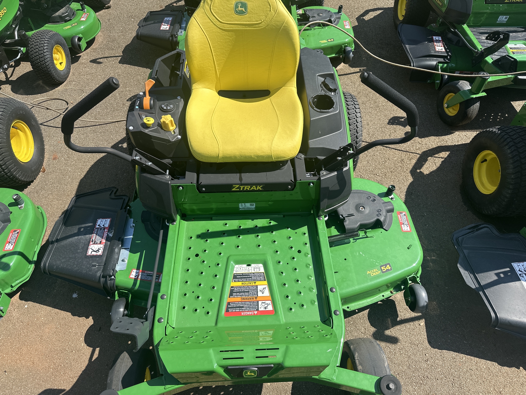 John Deere Z325E Image 6