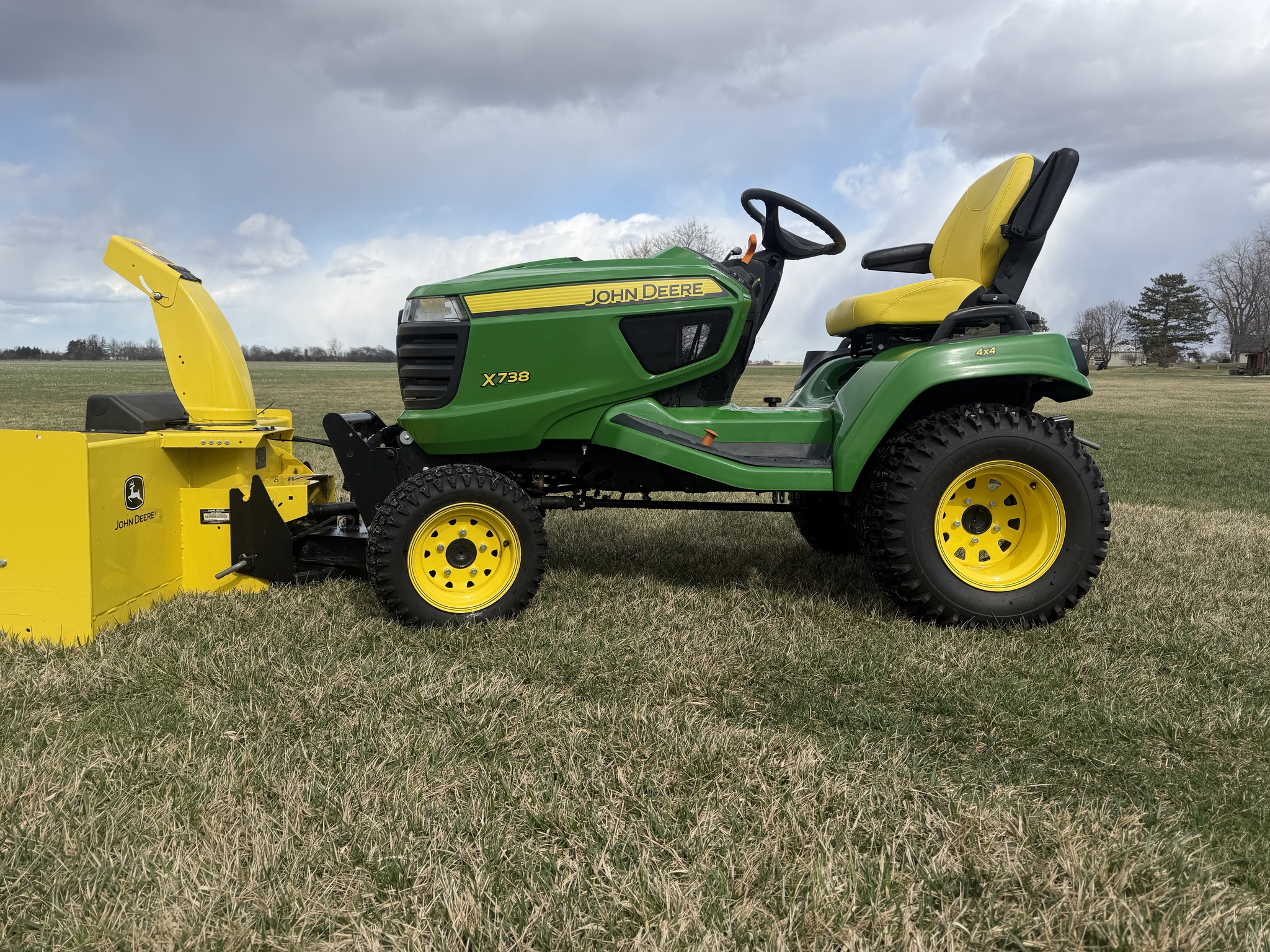 2018 John Deere X738 Image 1
