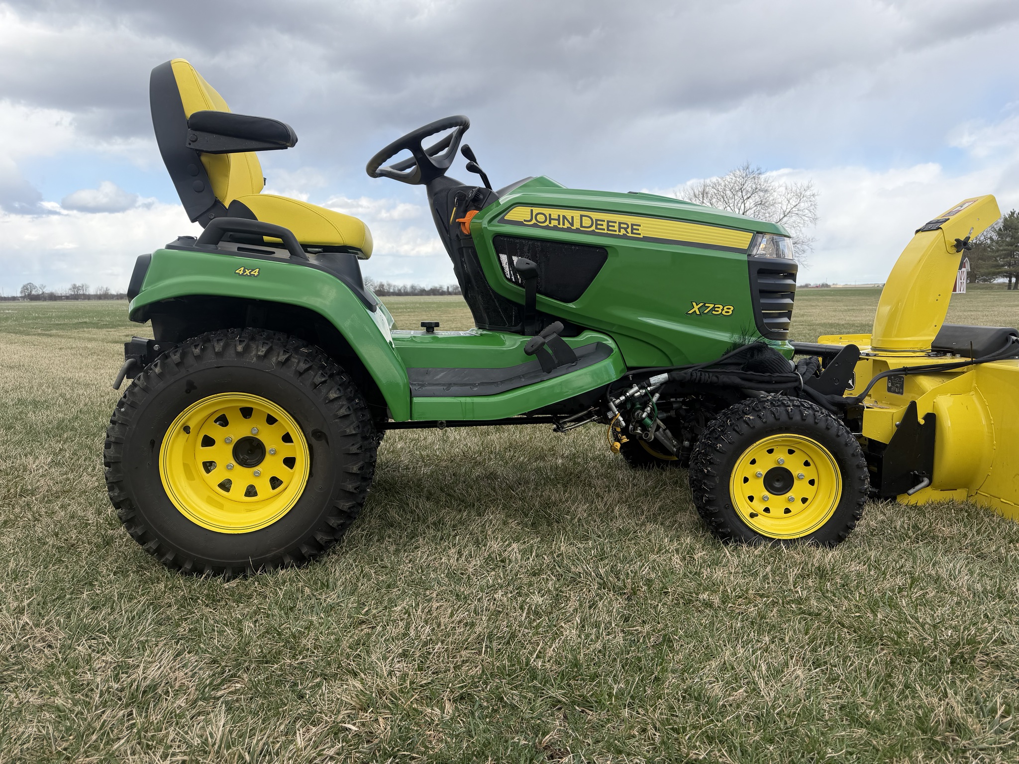 2018 John Deere X738 Image 5