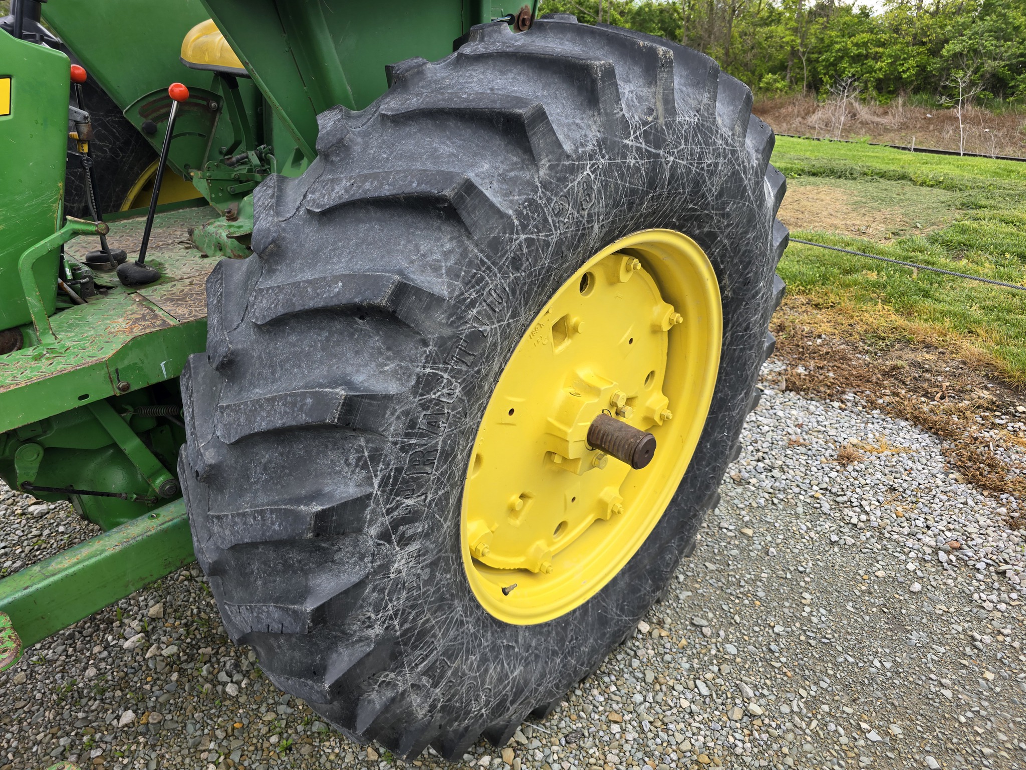 1984 John Deere 2950 Image 25