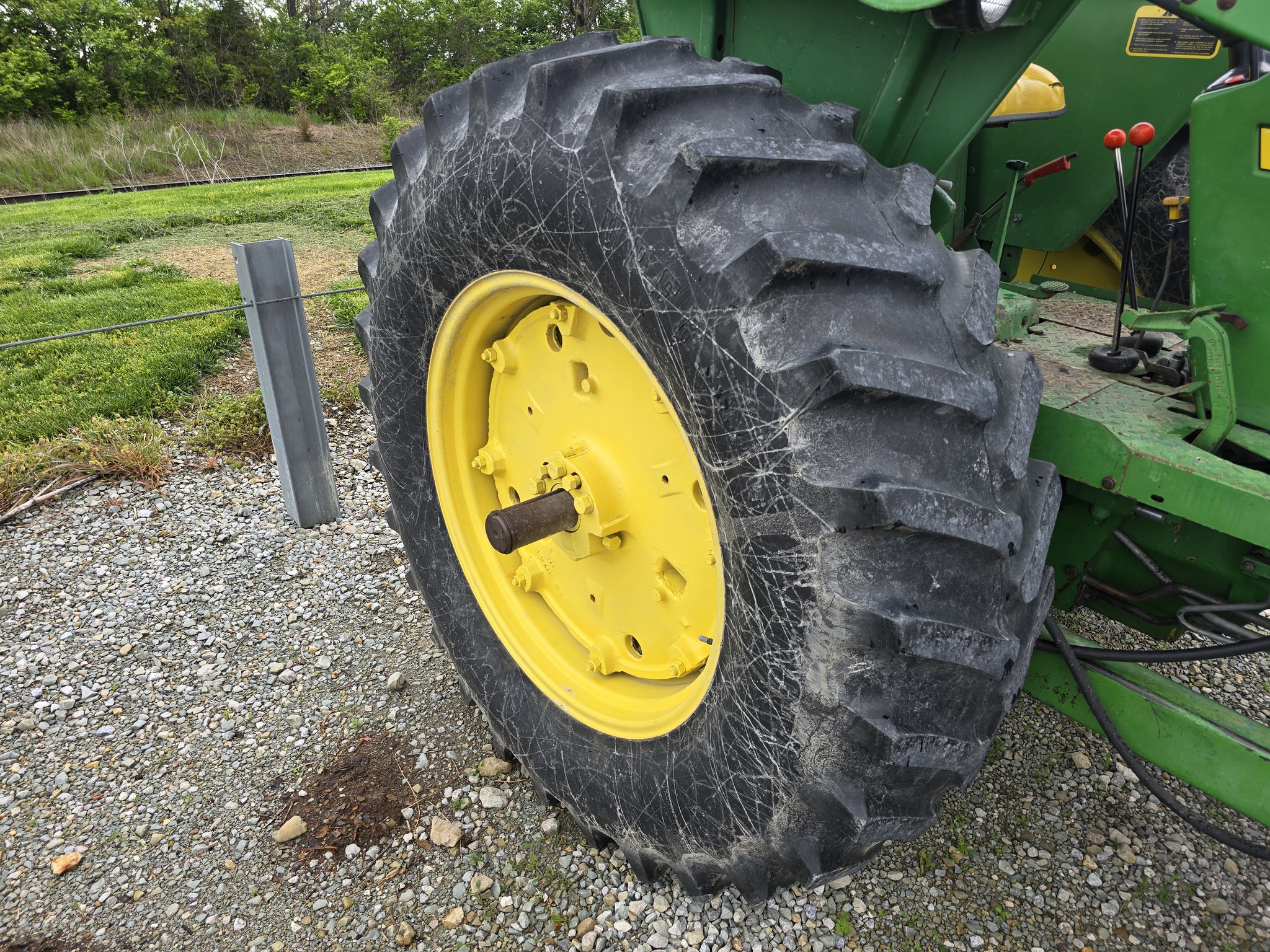 1984 John Deere 2950 Image 26
