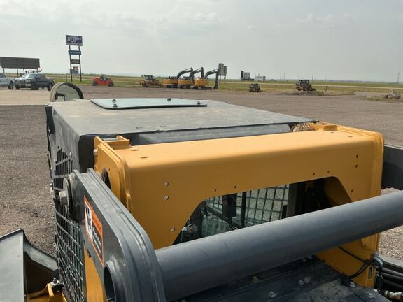 2023 John Deere 330G
