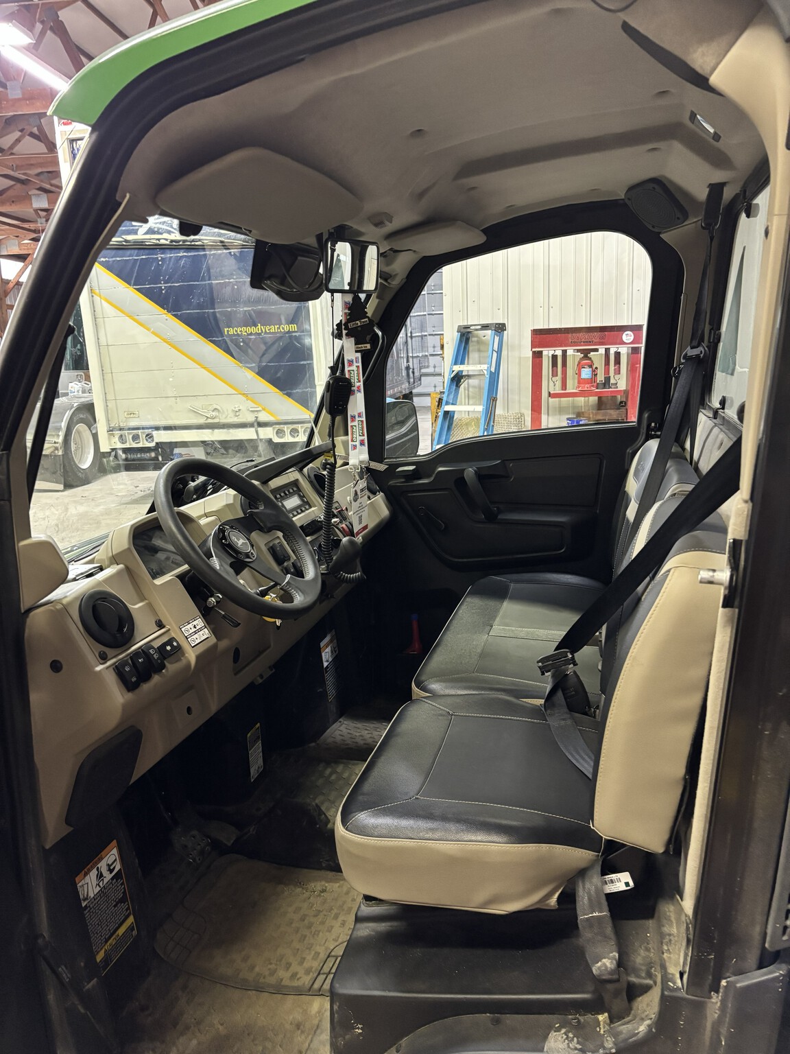 2025 John Deere XUV 845R Premium Cab Image 4