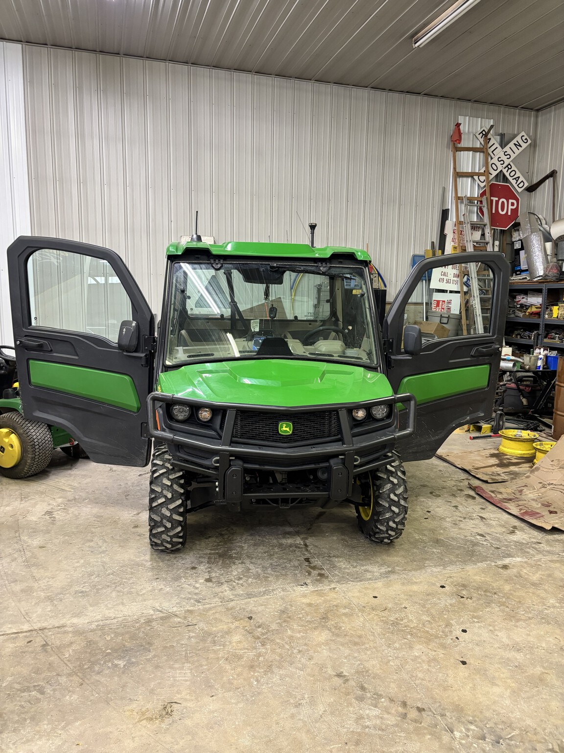 2025 John Deere XUV 845R Premium Cab Image 6
