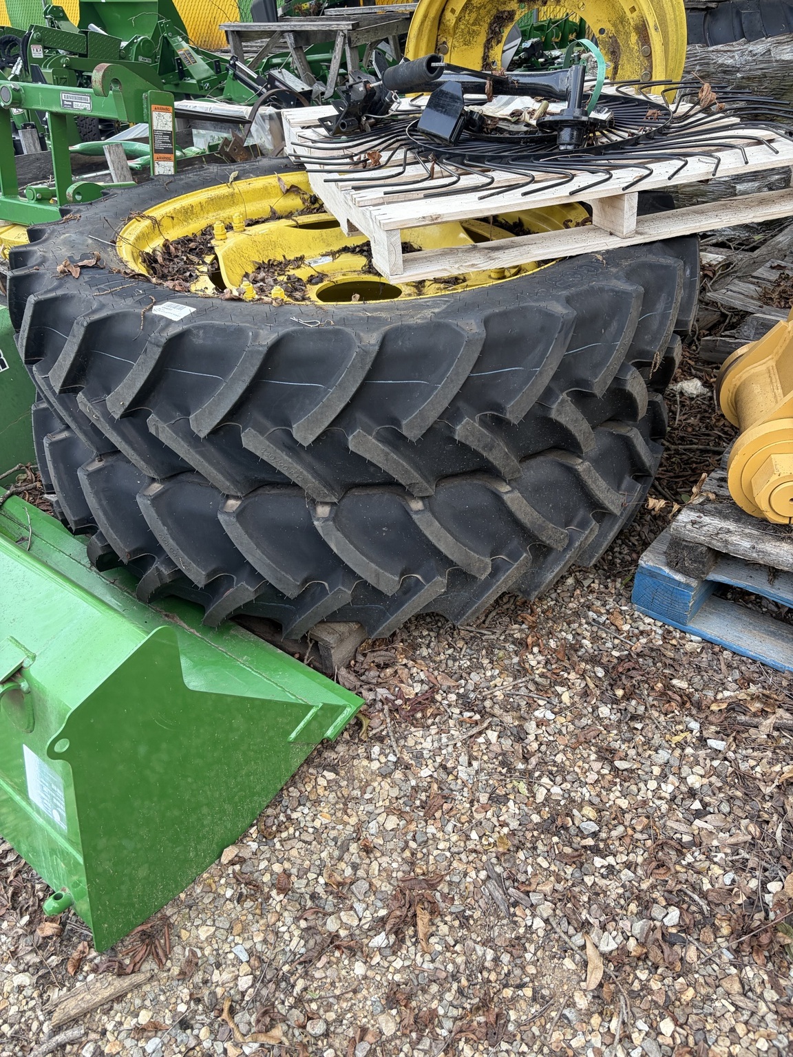 John Deere 320/90R-42