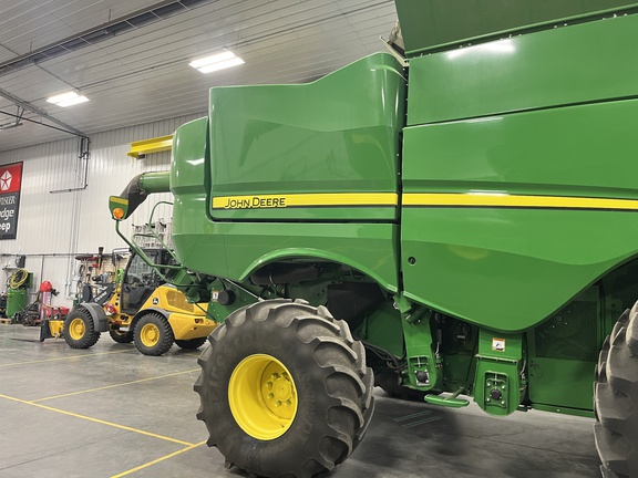 Used 2018 John Deere S780 Combines at Horizon Ag & Turf in High Prairie, AB - Photo3