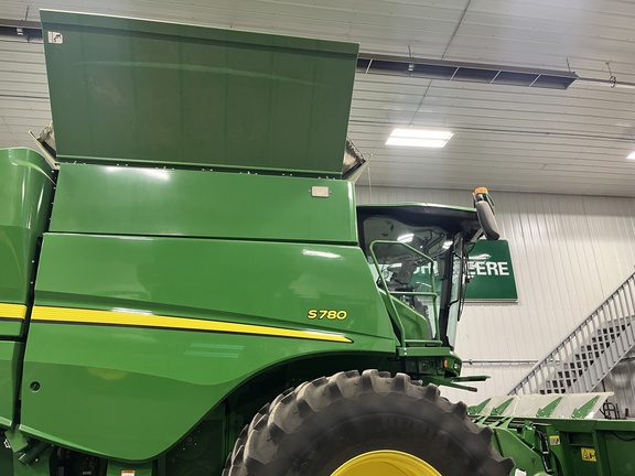 Used 2018 John Deere S780 Combines at Horizon Ag & Turf in High Prairie, AB - Photo4