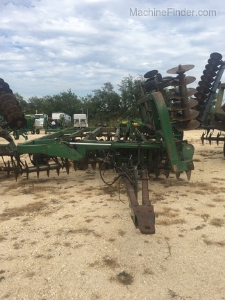 John Deere 335 Image 2