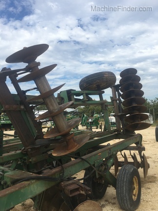 John Deere 335 Image 3