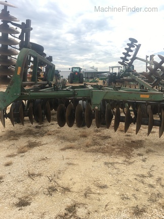John Deere 335 Image 5