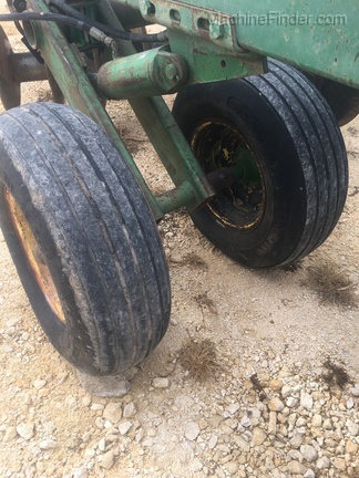 John Deere 335 Image 8