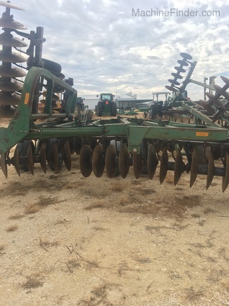 John Deere 335 Image 6