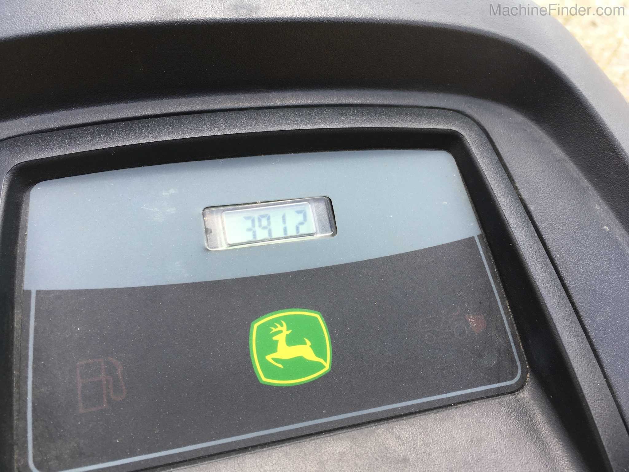 2014 John Deere X320 Image 5