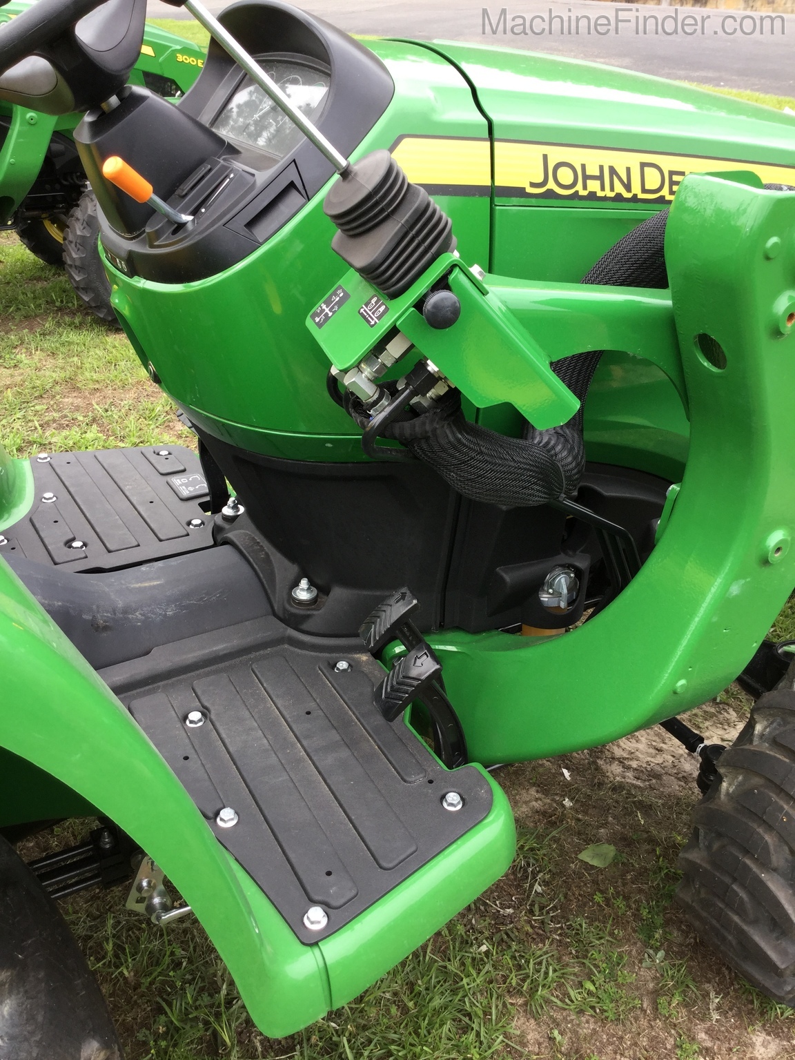 2020 John Deere 3032E Image 7