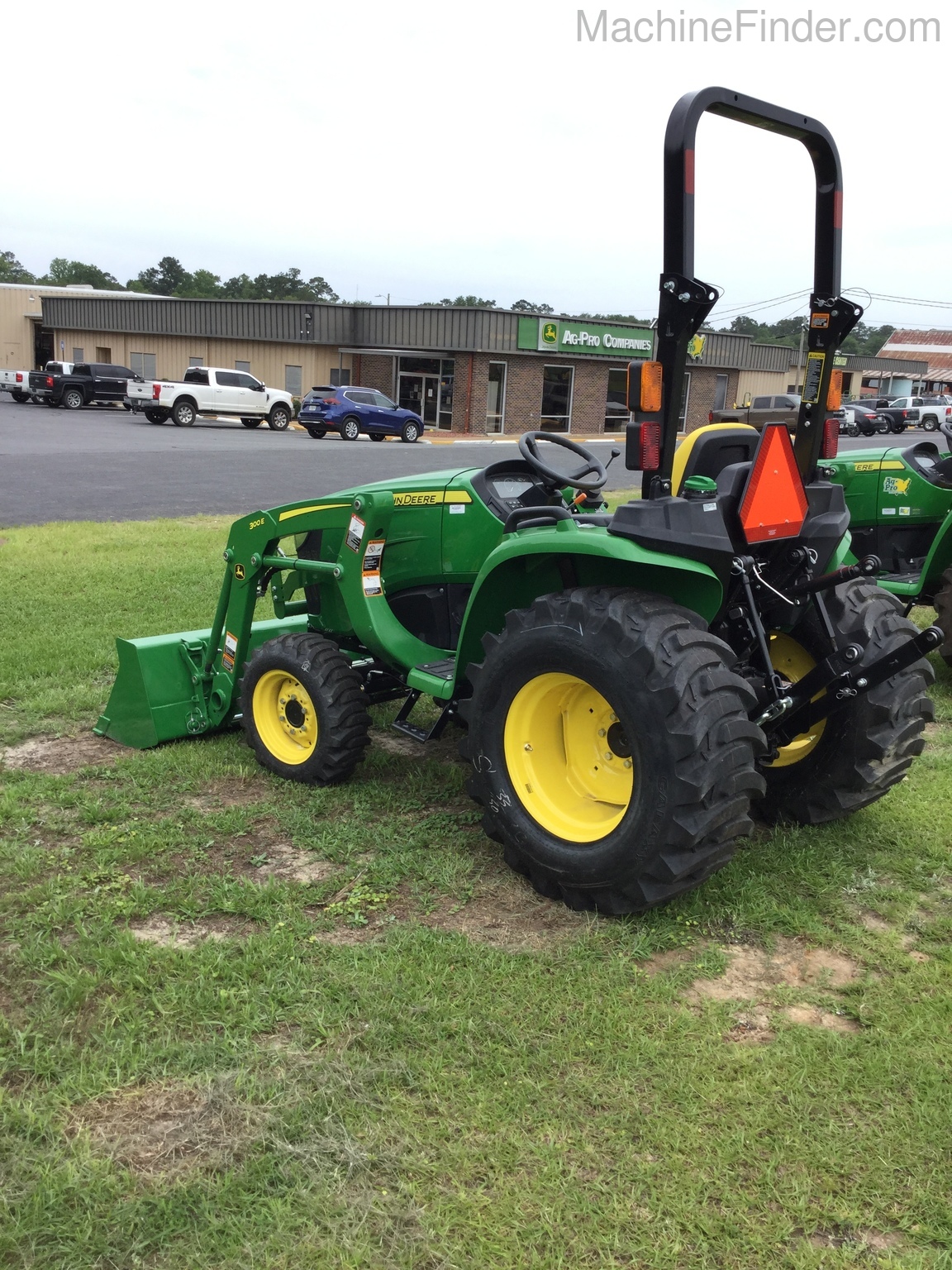 2020 John Deere 3032E Image 4
