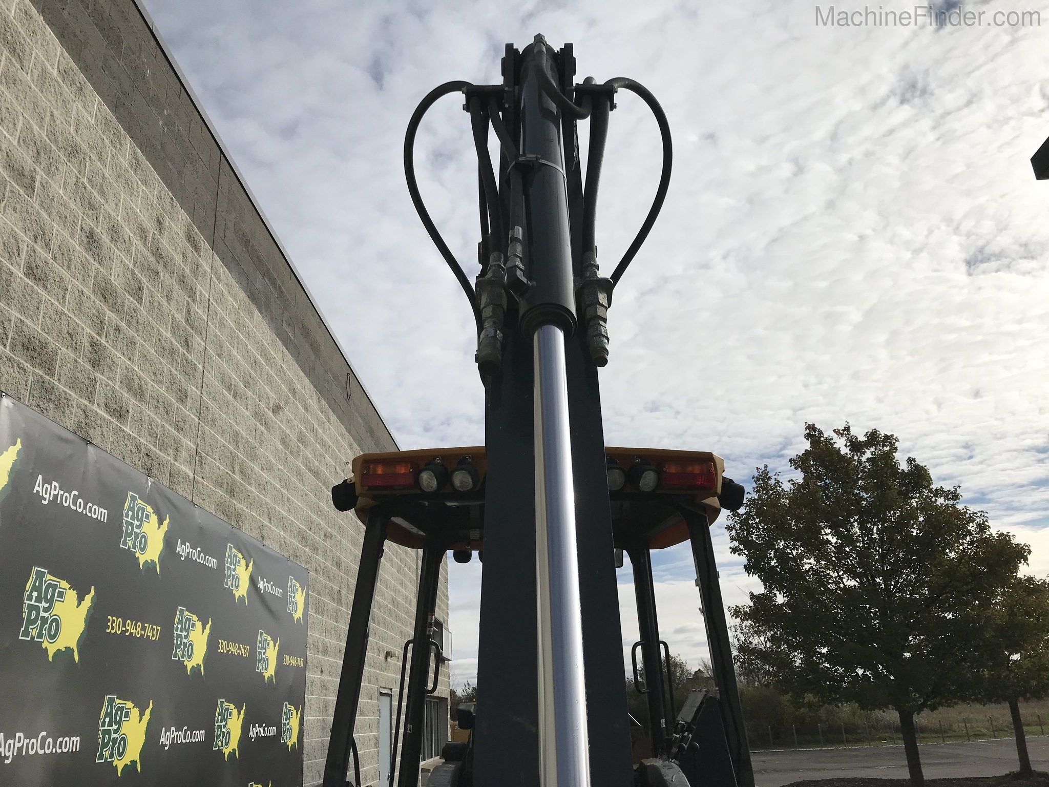 2017 John Deere 310L Image 10