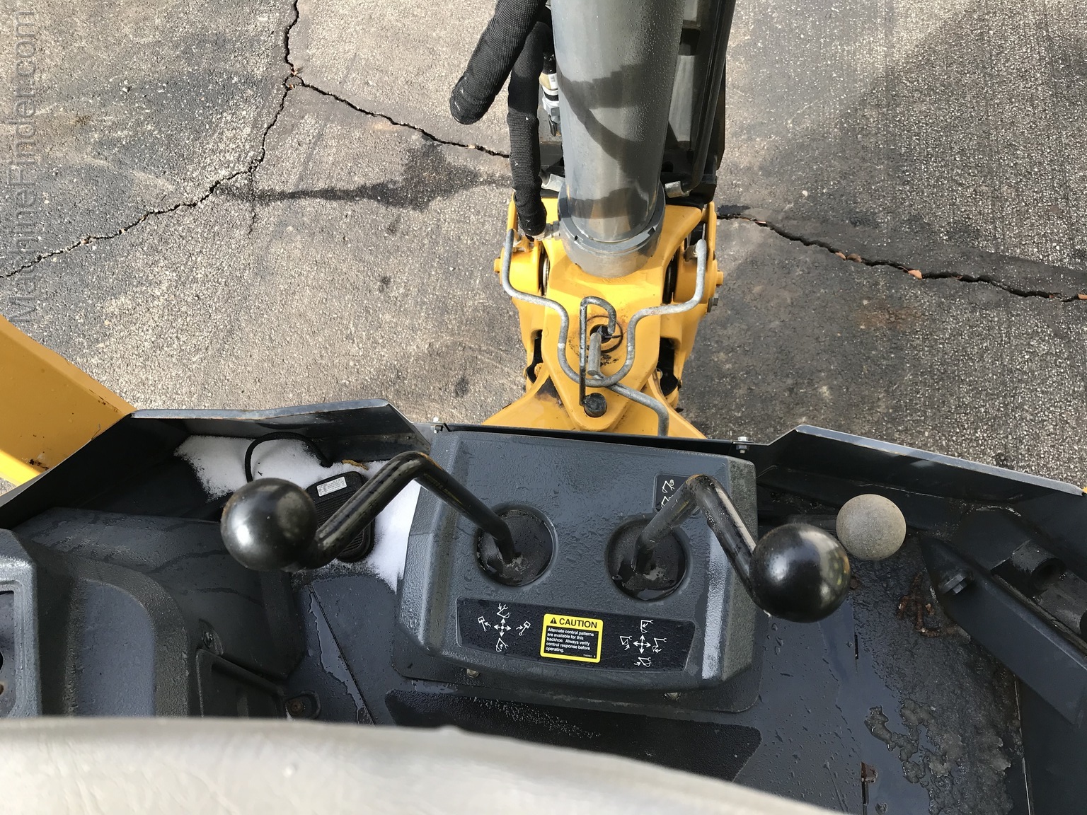 2017 John Deere 310L Image 15