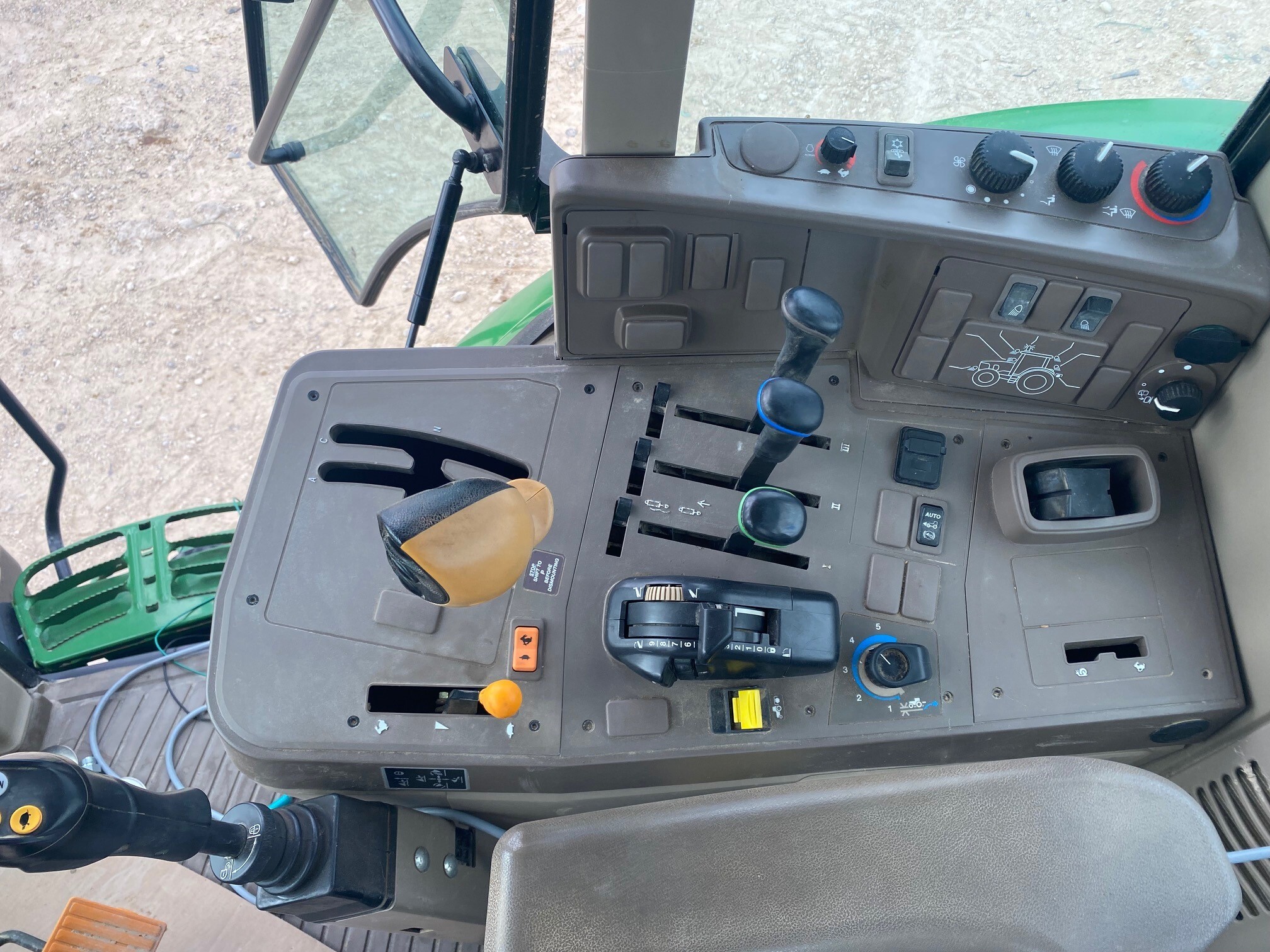2016 John Deere 6155M Image 10