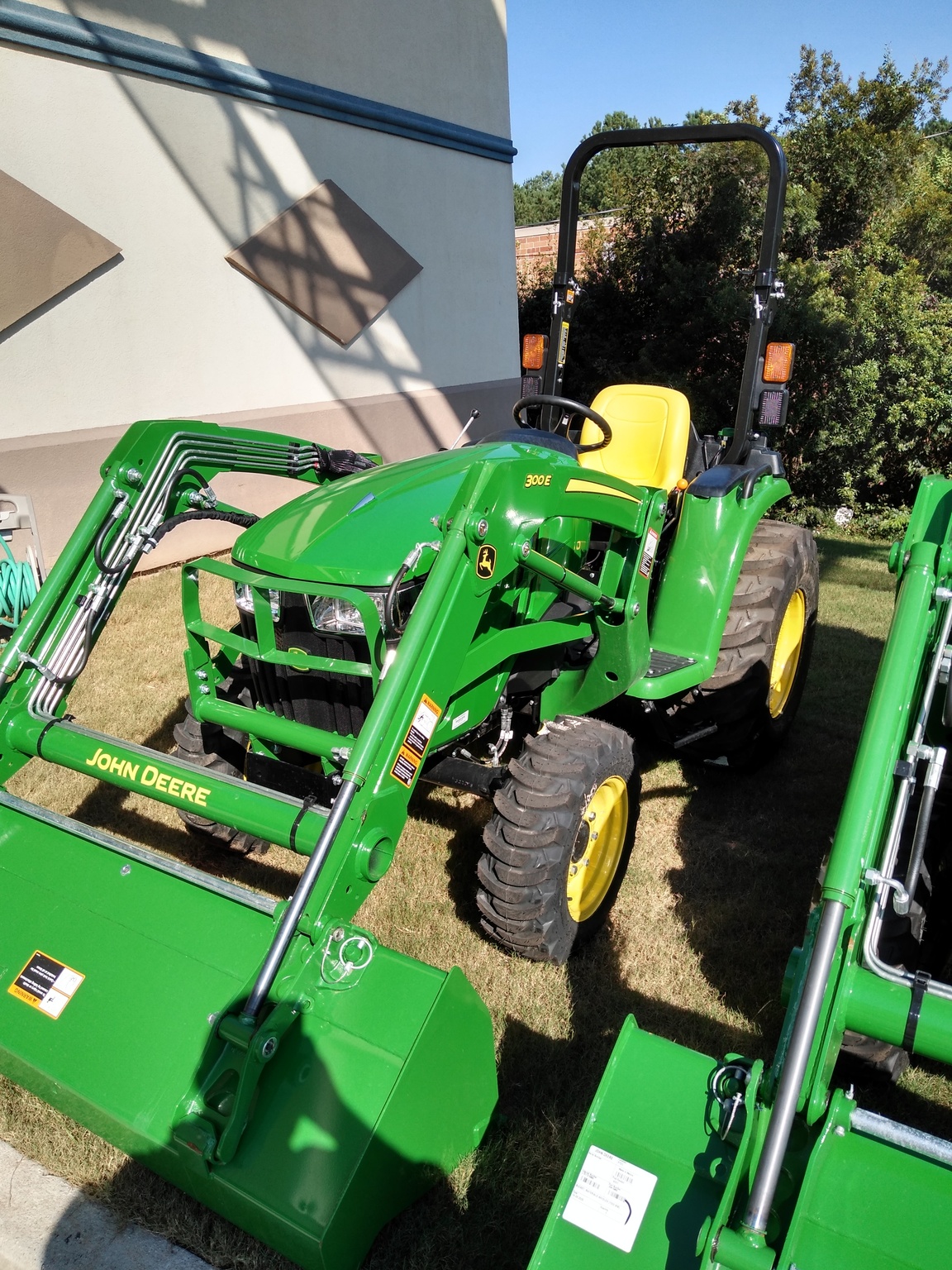 2023 John Deere 3032E Image 1