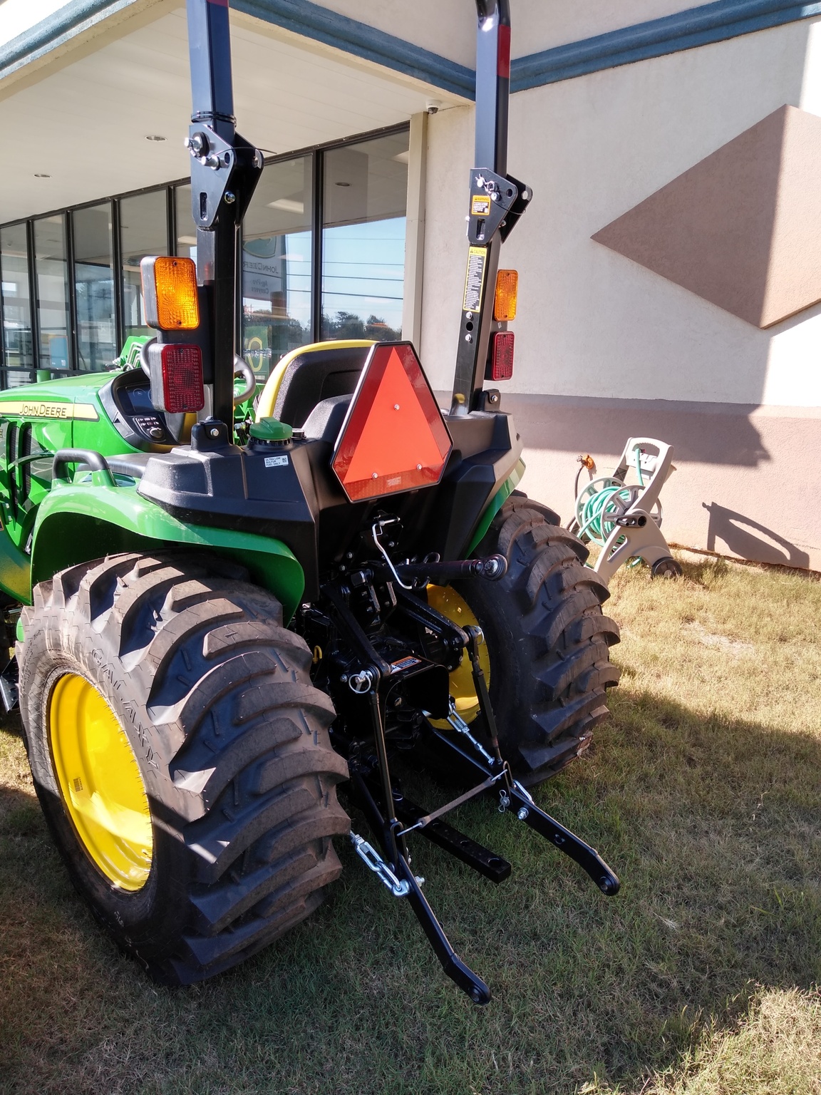 2023 John Deere 3032E Image 5