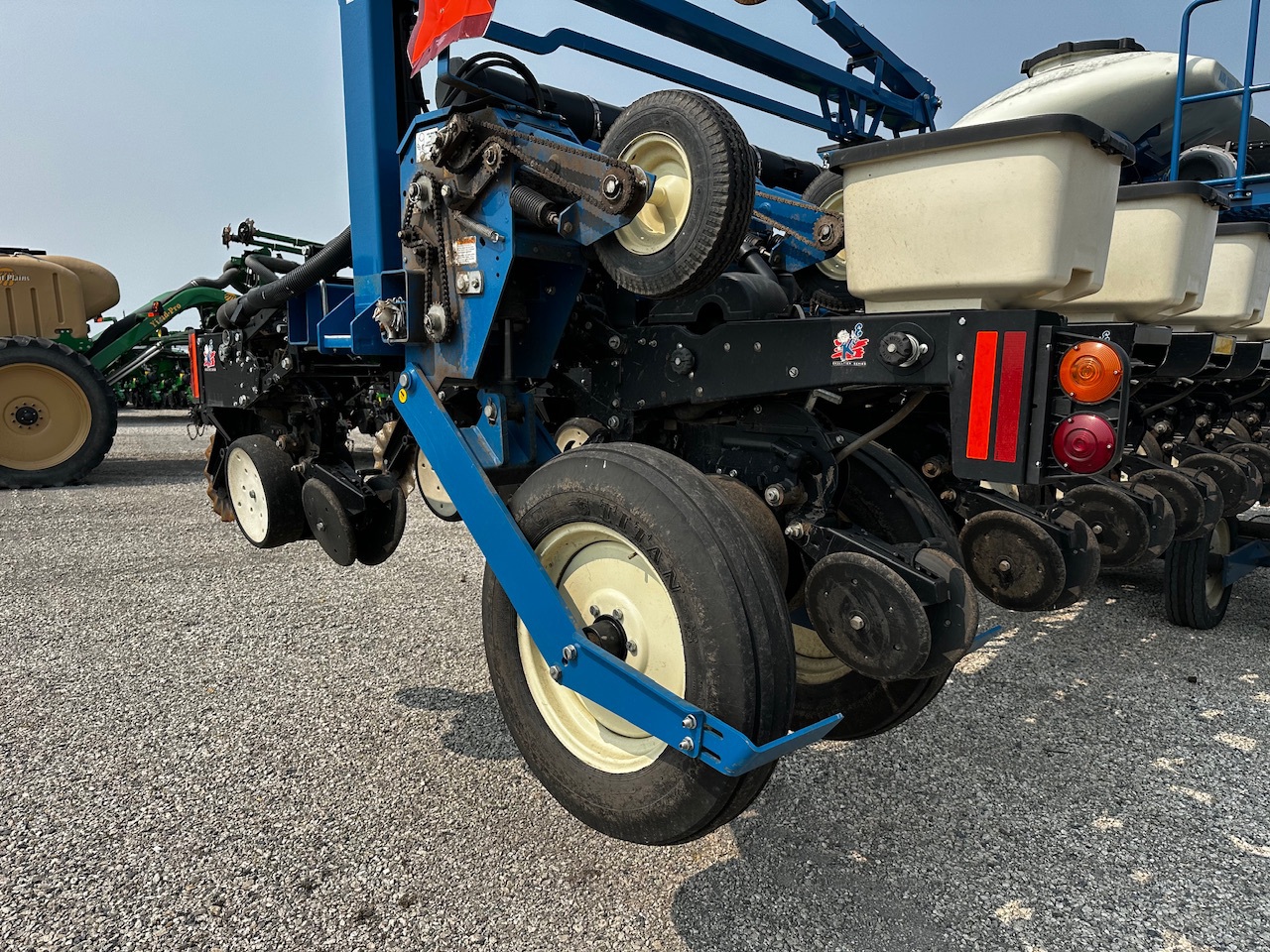  2017 Kinze 3600ASD at Heritage Tractor in Roanoke, IL
